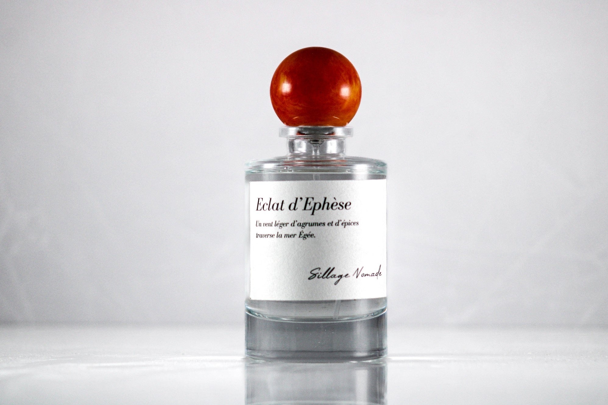 Flacon de parfum Éclat d'Éphèse de Sillage Nomade avec un design élégant et moderne, mettant en valeur la bouteille.