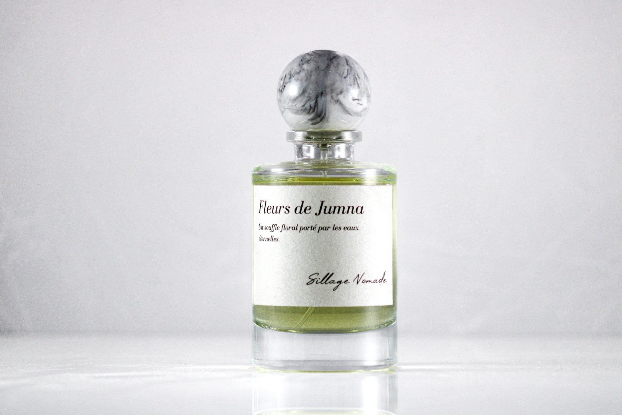 Fleurs de Jumna, parfum Sillage Nomade, flacon élégant avec bouquet floral, vue rapprochée sur le parfum.