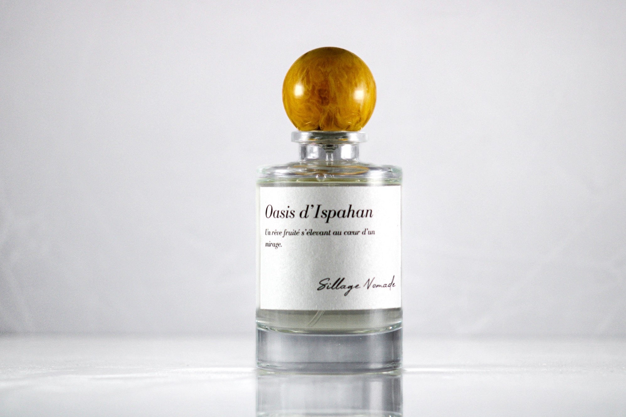 Flacon de parfum Oasis d'Ispahan de Sillage Nomade avec design élégant et étiquette visible.
